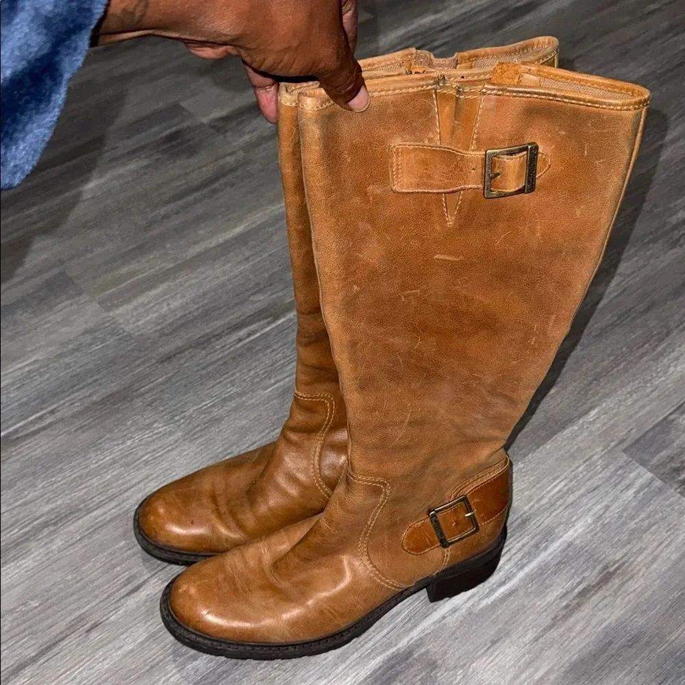 Wonen’s Timberland Distressed Leather Boots